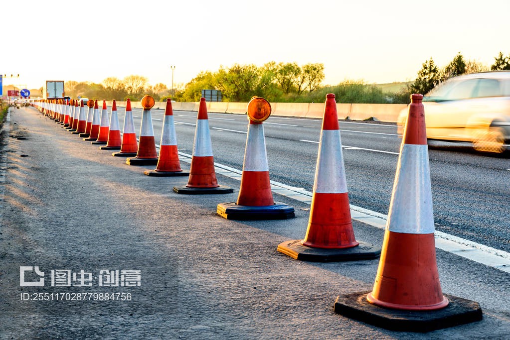 暮色中的守護(hù)者 英國高速公路服務(wù)區(qū)道路工程錐體
